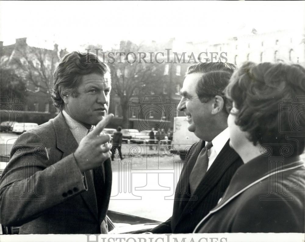 1974 Press Photo Senator Edward Kennedy Visiting Chancellor Denis Healey - Historic Images