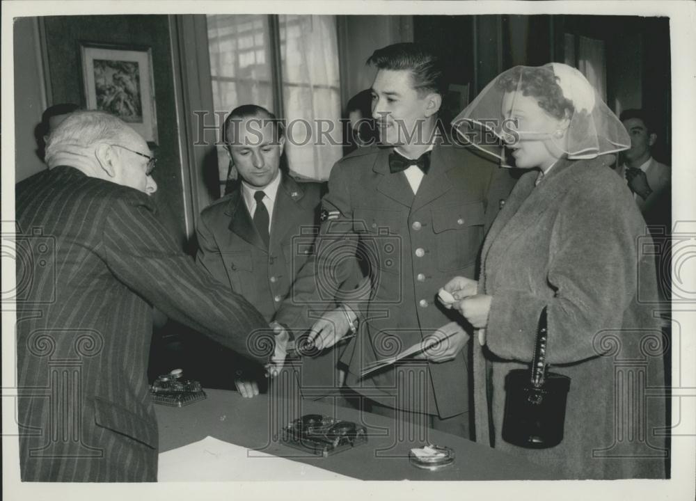 1955 Press Photo American Jose Montijo,charged with murder wedsMadeleine Thomas - Historic Images