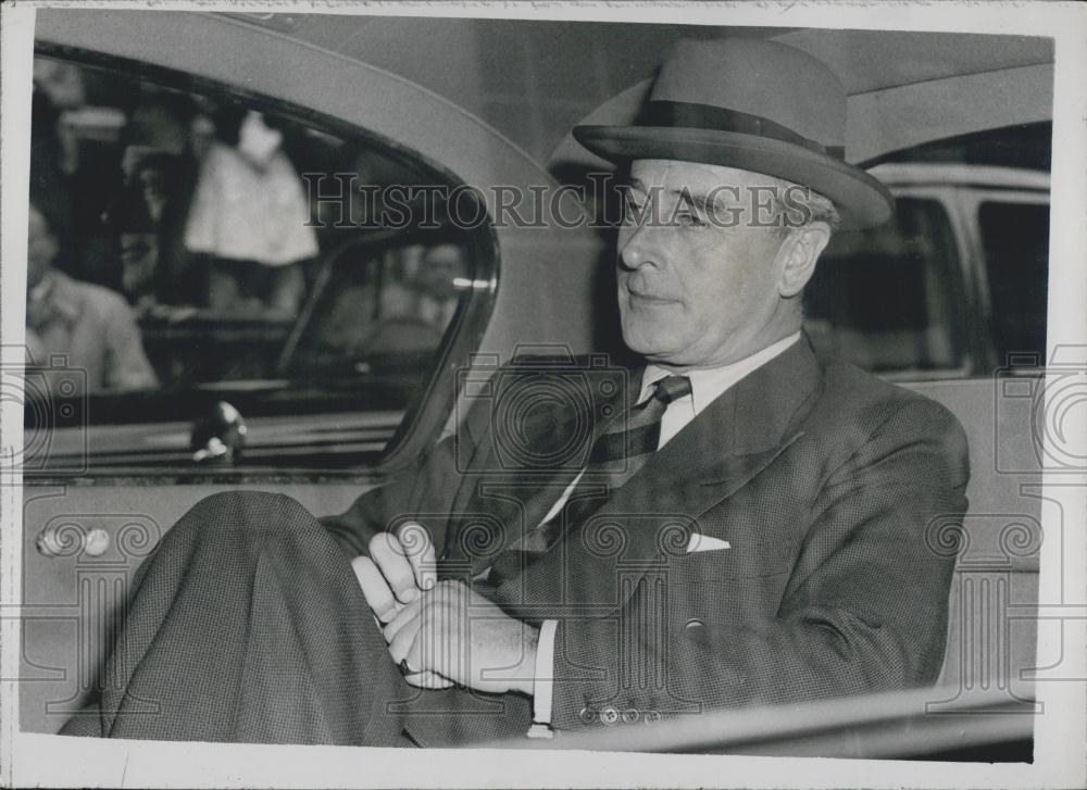 Press Photo Earl Mountbatten the First Sea Lord Pictured in his Car - Historic Images