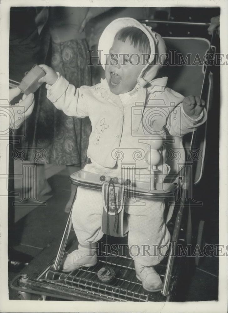 1957 Press Photo Kelly Curtis the one year Old child of screen star Tony Curtis - Historic Images