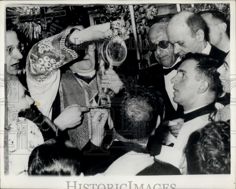 1952 Press Photo Miracle Of Saint Gennaro Traditional Ceremony Priest - Historic Images