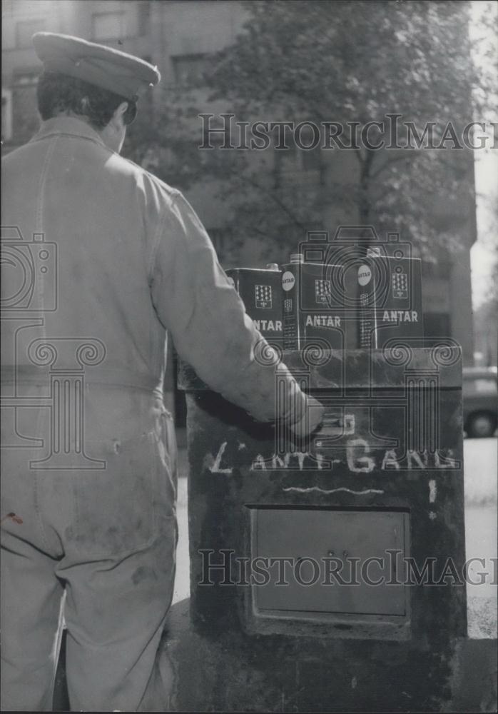 1960 Press Photo Special Anti-Gang" safe for Paris petrol stations" - Historic Images