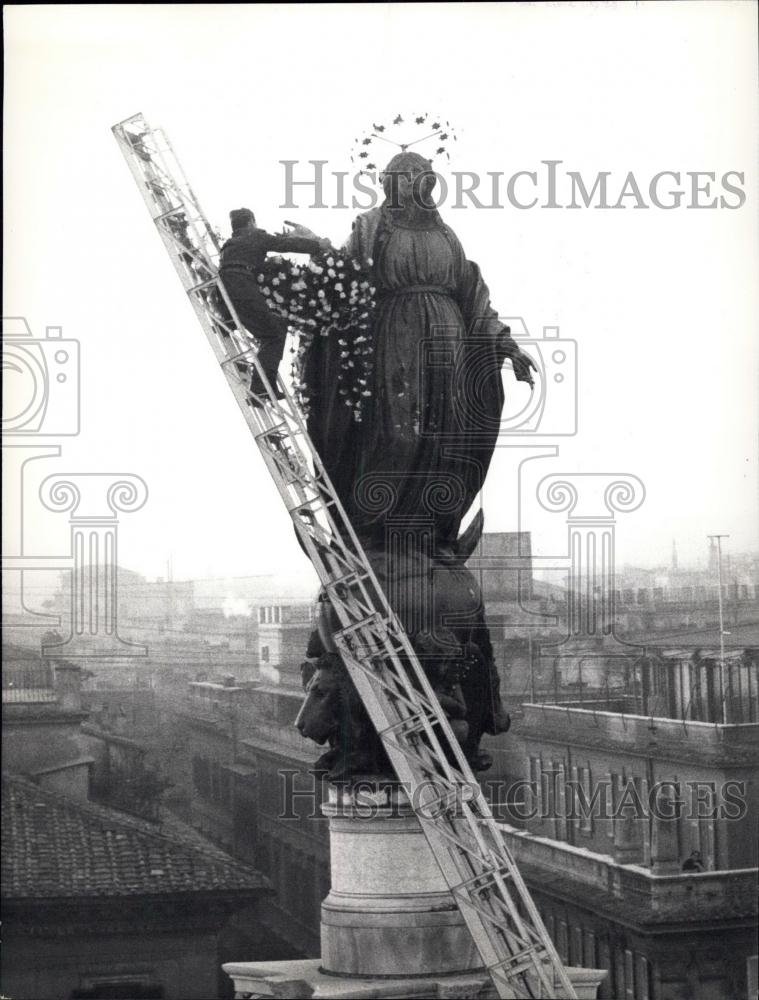 1962 Press Photo Piazza di Spagna (Spain square) Statue of Virgin Mother - Historic Images