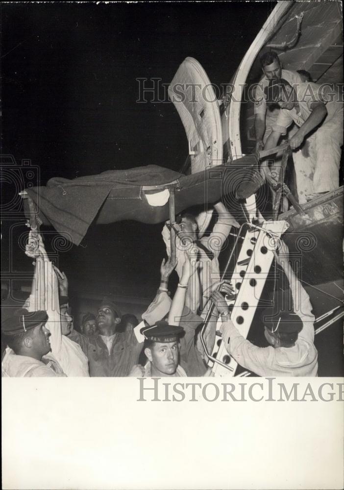 1960 Press Photo Persons Injured In The Earthquake Being Taken To A Plane - Historic Images