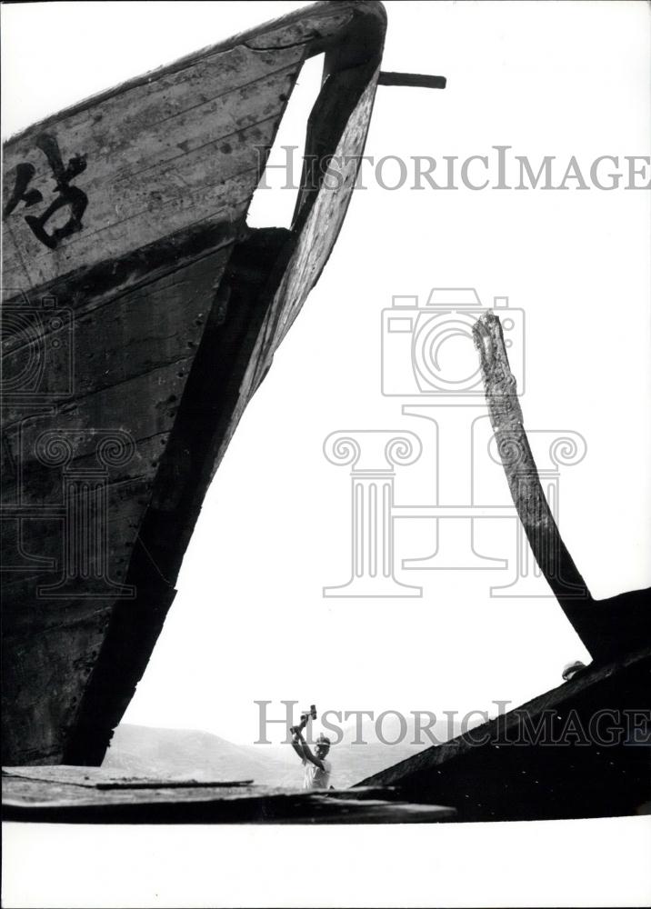 Press Photo The skilled shipyard worker works with his hands - Historic Images
