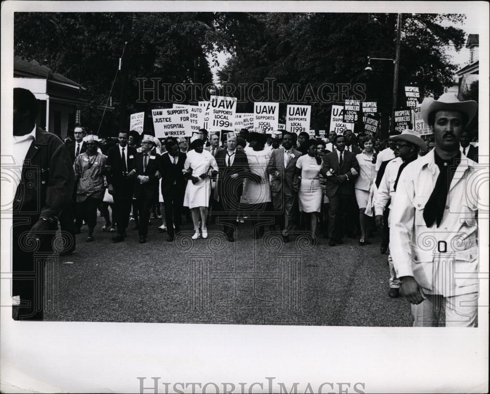 Press Photo UAW Members Support Hospital Workers - Historic Images