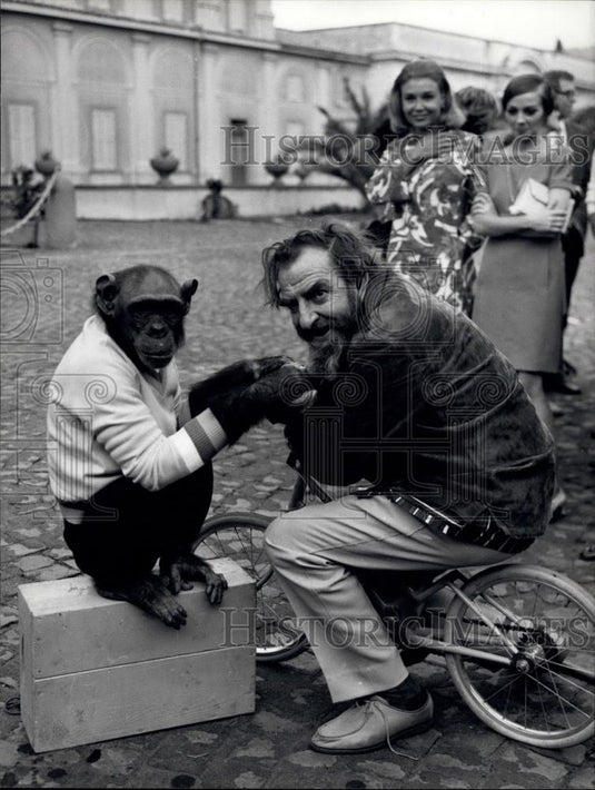 1967 Press Photo Actor Hugh Griffith and a chimp - Historic Images