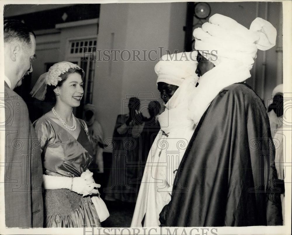 1956 Press Photo H.M. The Queen talking to some of the chiefs during the garden - Historic Images