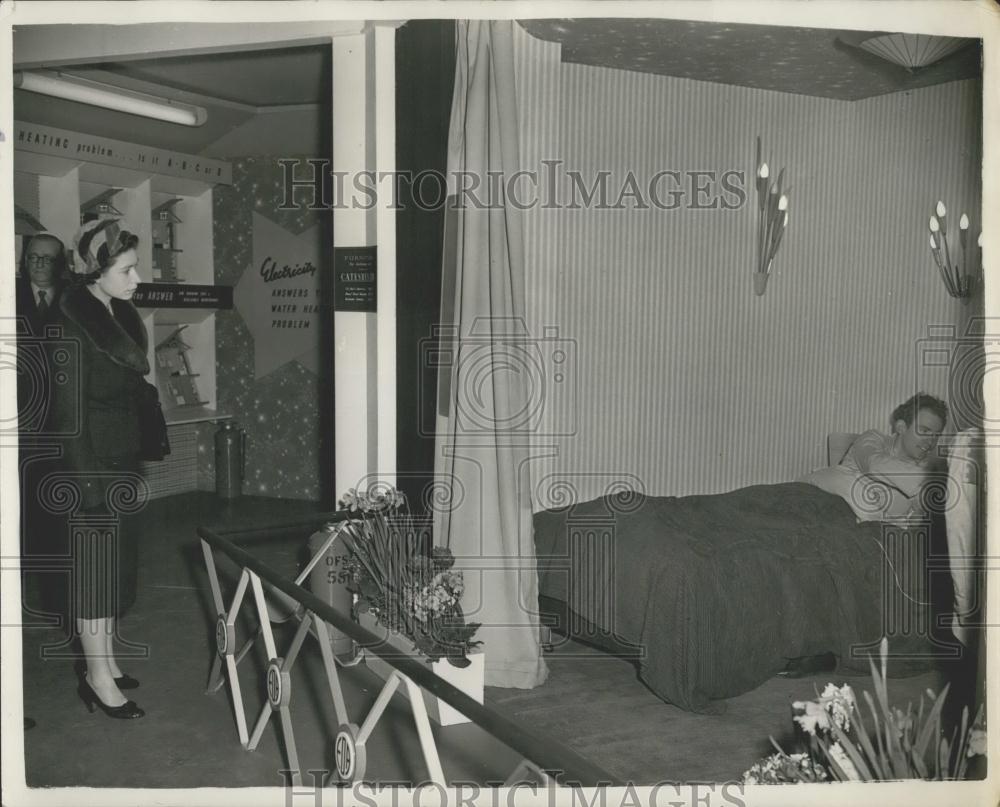 1957 Press Photo Queen And Duke Visit Ideal Homes Exhibition - Historic Images
