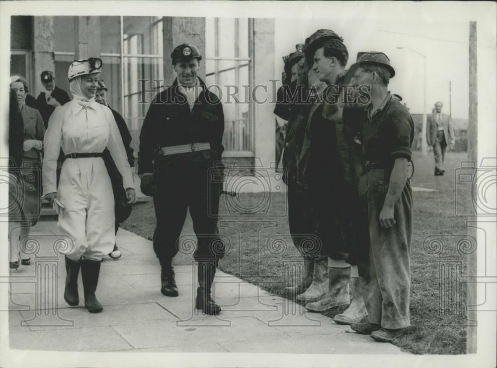 1958 Press Photo Queen Goes Down A Mine - Wearing A White Boiler Suit - Historic Images