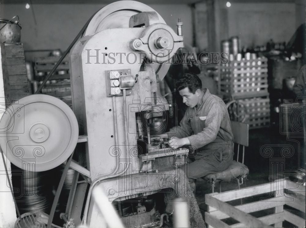 Press Photo UMCO Aluminum Factory Ecuador Man Working With Machinery - Historic Images