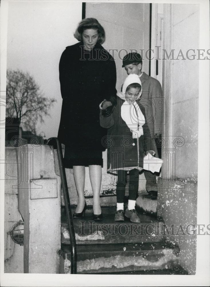 1959 Press Photo Lauren Bacall with Children - Historic Images