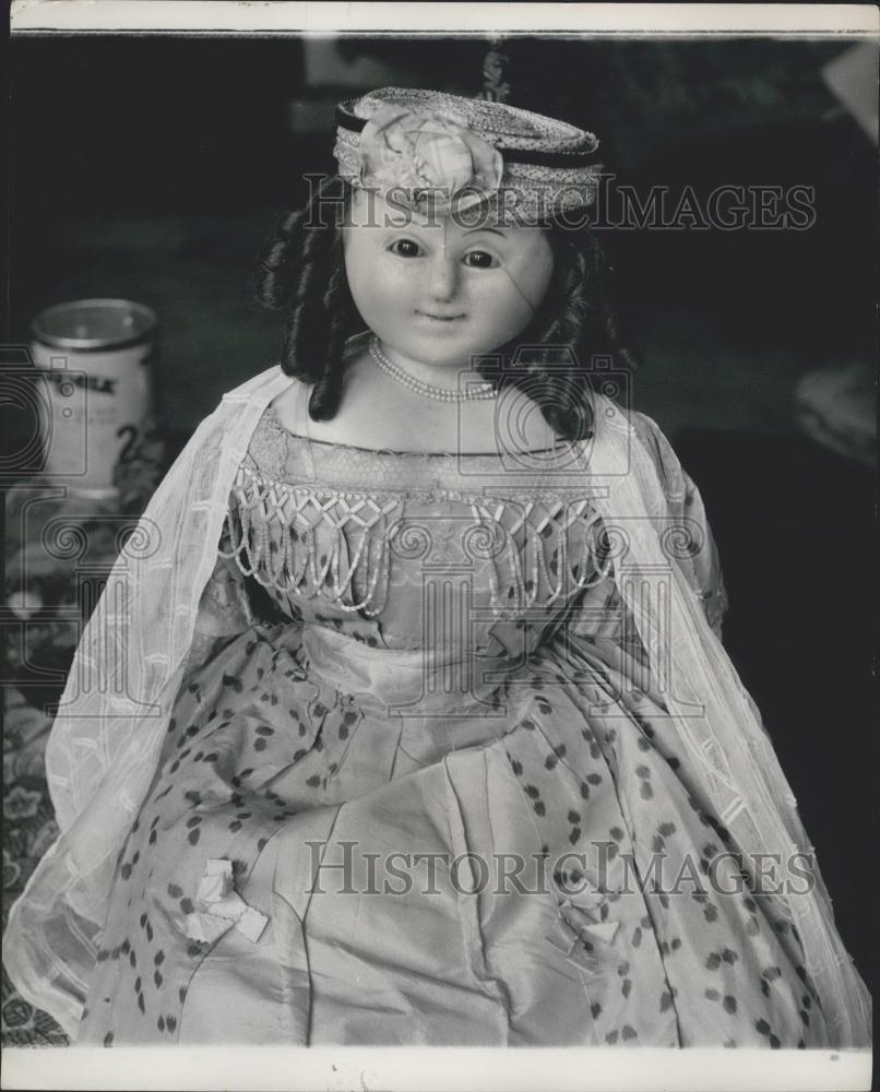 Press Photo Mrs De Clifford Doll Lourisa - Historic Images