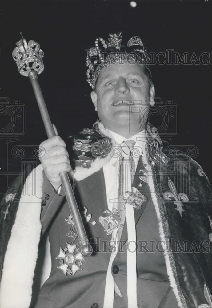 1963 Press Photo Emile Chaumentin Crowned King Cheap-Jacks Winter Circus Paris - Historic Images