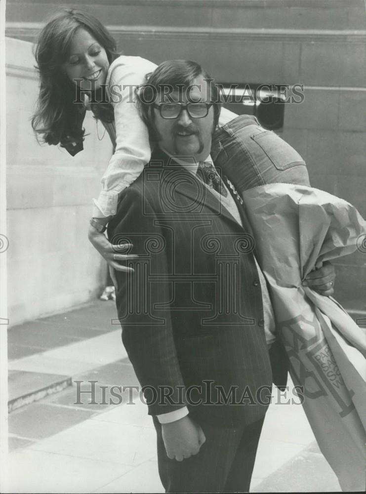 1975 Press Photo Barry Nolan,Dustman of the Year carrying Vicki Michelle - Historic Images