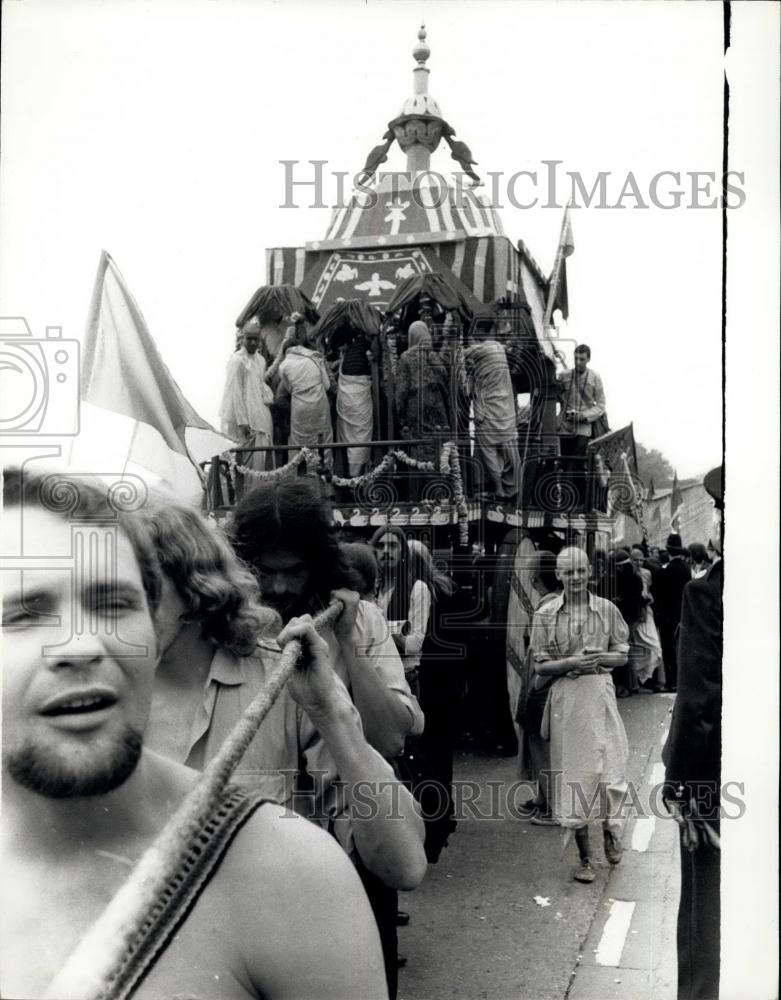 Press Photo Jagganatha Deities are paraded through the streets of London - Historic Images