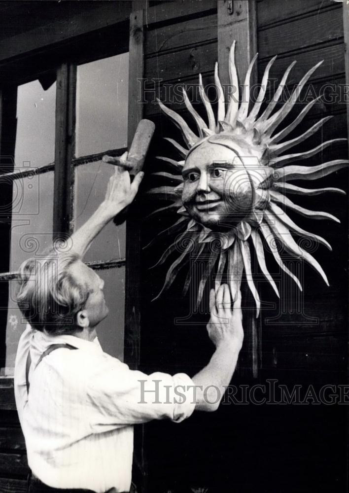 1954 Press Photo A fugitive-sculptor has carved for these spring-days of sun - Historic Images