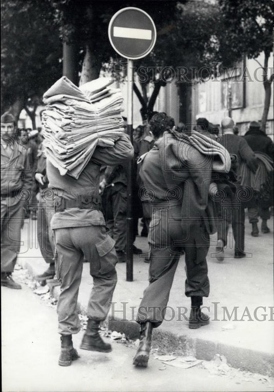 1960 Press Photo Insurgents carrying a pile of blankets in Algiers - Historic Images