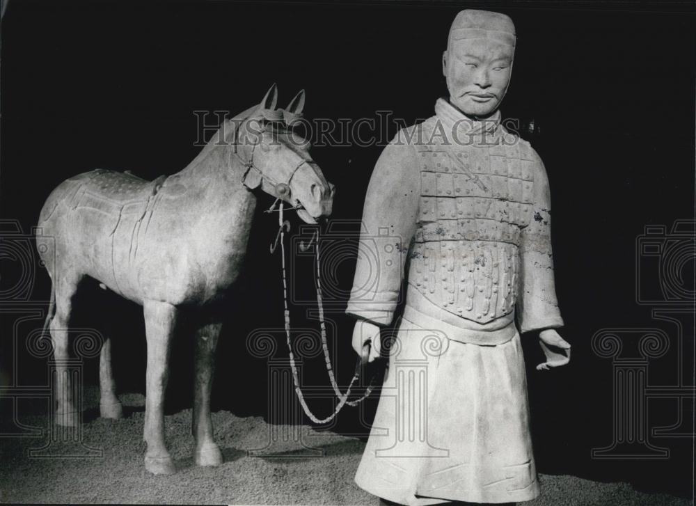 1981 Press Photo &quot;Old China&quot; figures on display - Historic Images