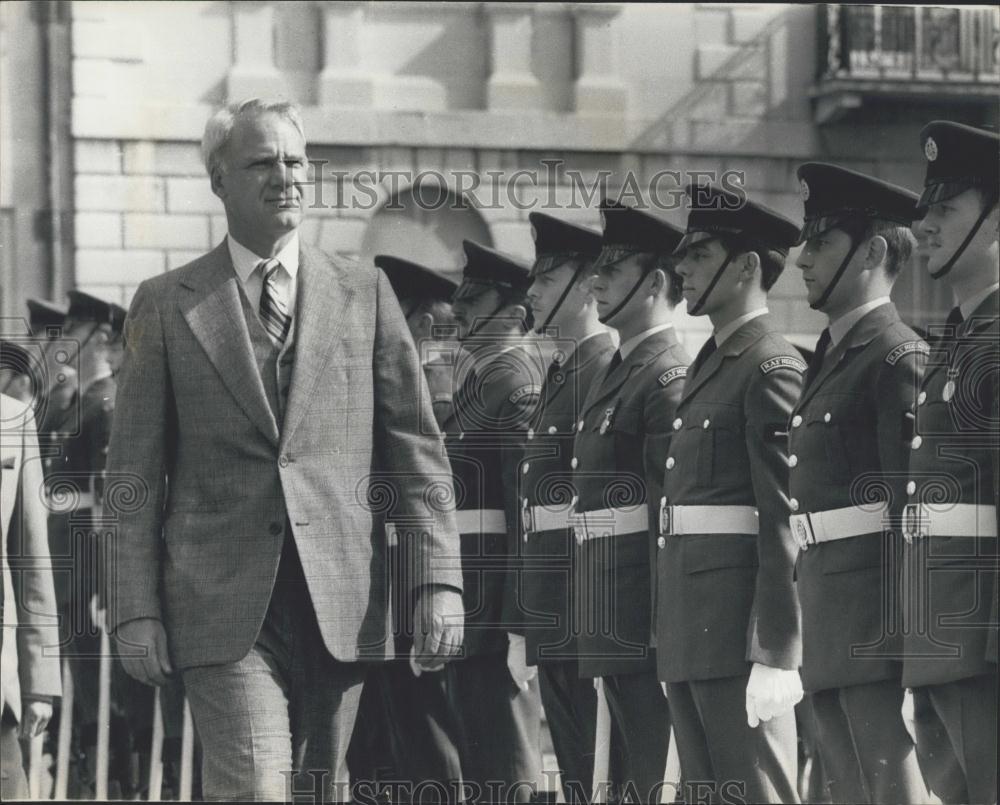 1975 Press Photo US Sec of Defense Mr. James Schlesinger - Historic Images