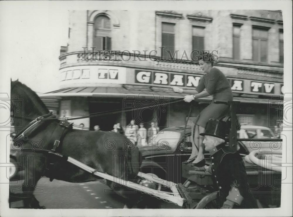 1959 Press Photo Lady Montague on Runaway Horse and Carriage - Historic Images