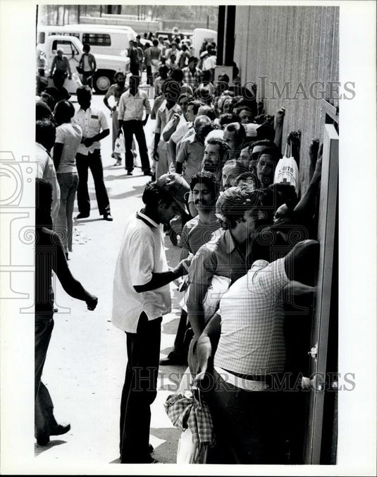 Press Photo Long lines of Cuban refugees wait to get into the processing center - Historic Images