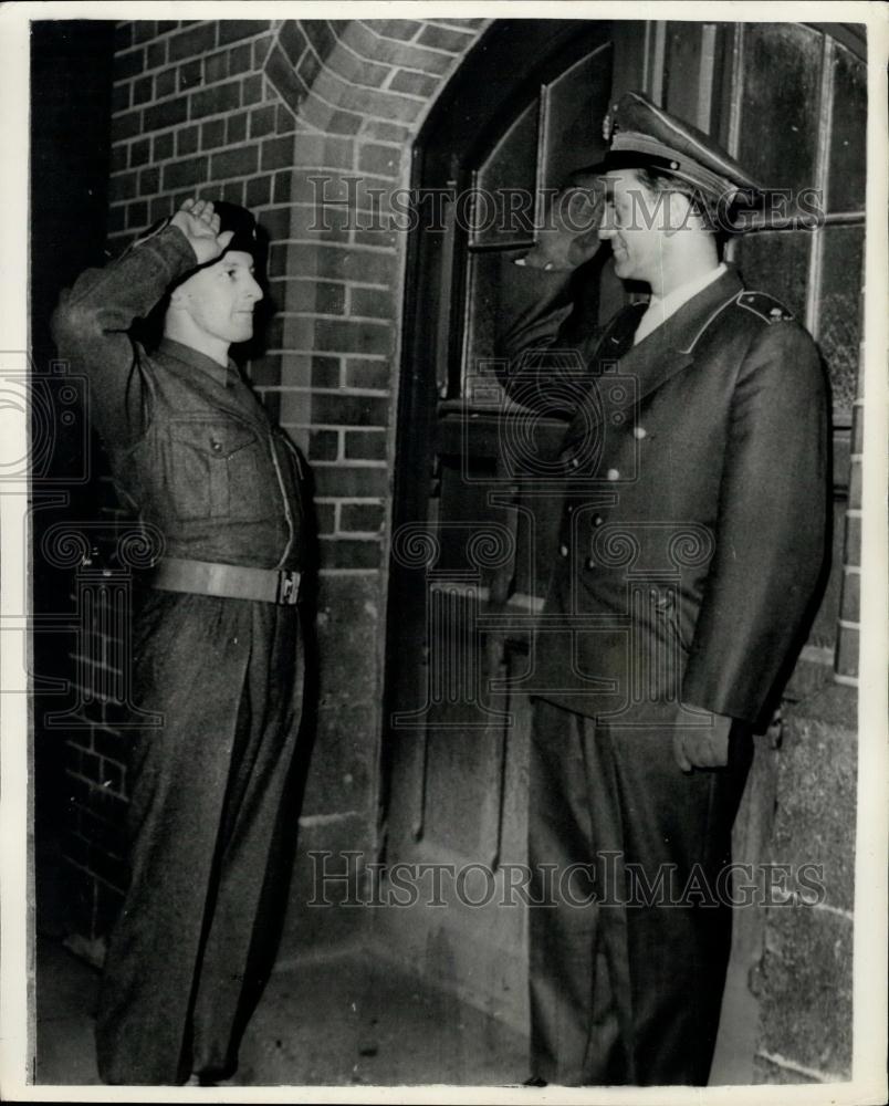 Press Photo Cpl SJ Walters, 1st South Wales Borderers, German Major - Historic Images