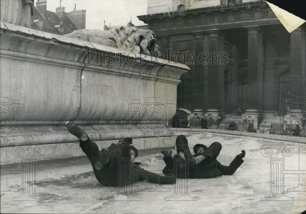 1956 Press Photo Paris boys on a frozen fountain - Historic Images