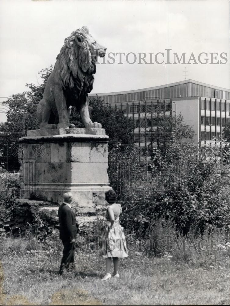 Press Photo An old lion statue &amp; a new building - Historic Images