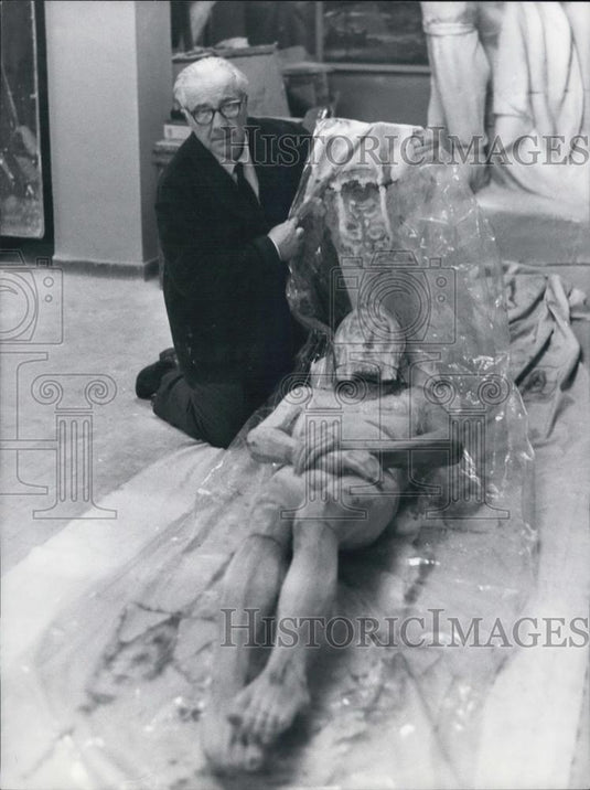 Press Photo Mummified Body in Museum - Historic Images