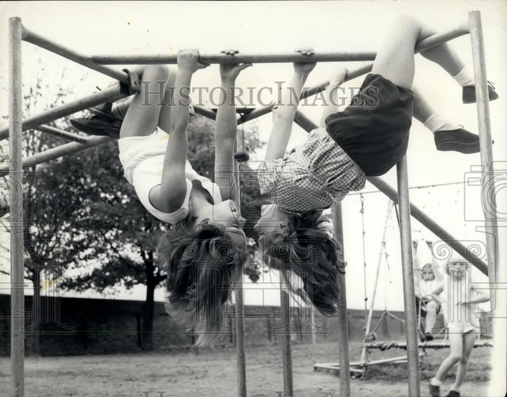 Press Photo Penny Darnell, 7, and Christine Rayas, 7 Hanging Around - Historic Images