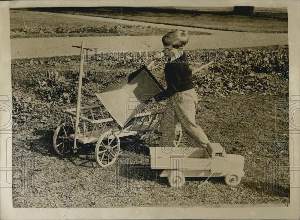 1953 Press Photo Crown Prince Carl Gustav Sweden Gardening Home Grounds Castle - Historic Images