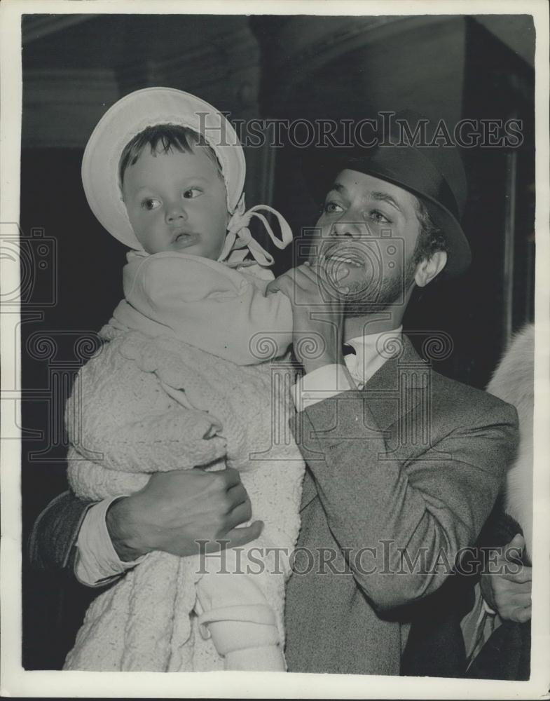 1957 Press Photo Actor Tony Curtis Arrives With Wife & Daughter - Historic Images