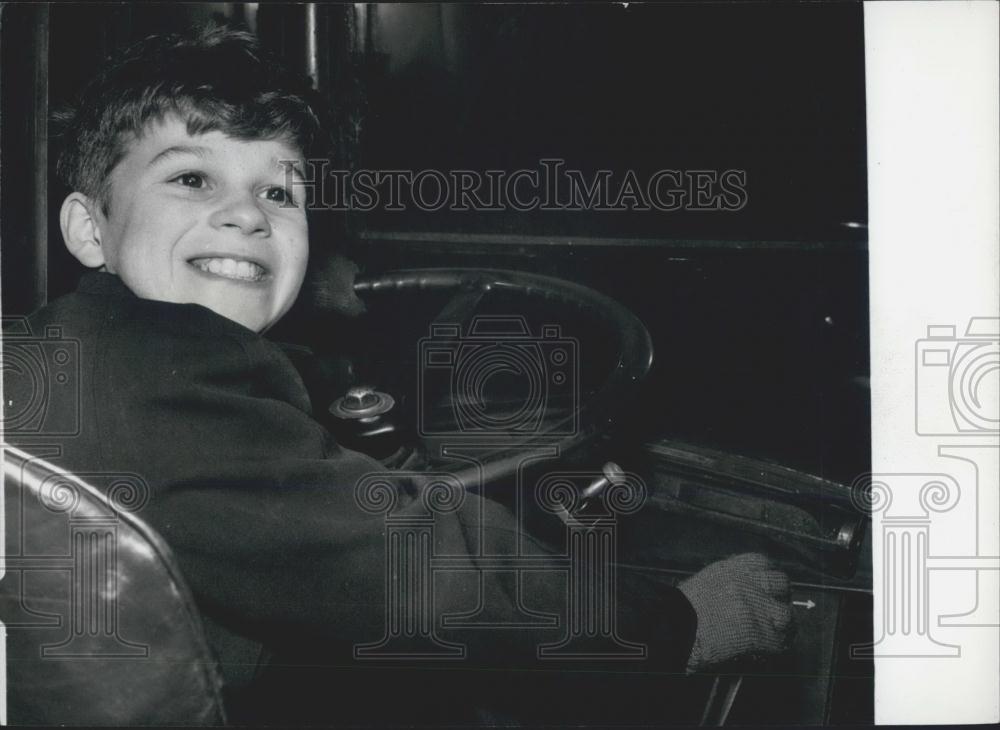 Press Photo Kevin Seymour Wheel of the school bus - Historic Images