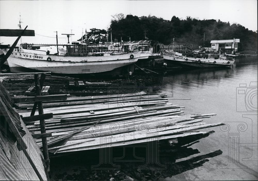 Press Photo Boats Docking In Japanese Port - Historic Images