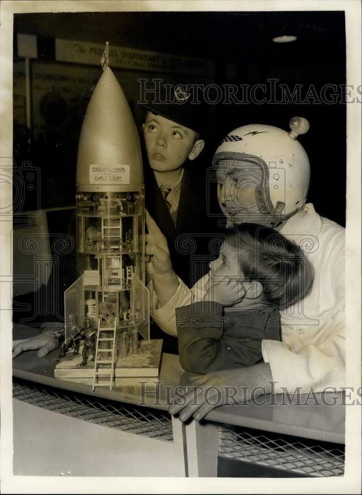 1958 Press Photo Schoolboys&#39; own exhibition at Earl&#39;s court: - Historic Images