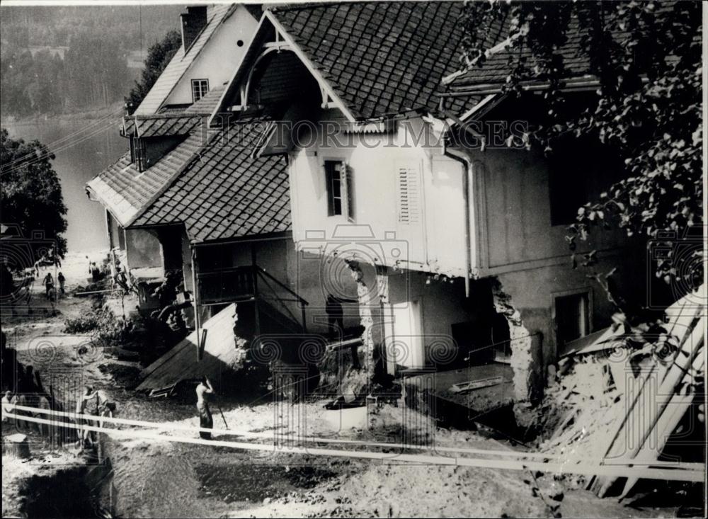 1958 Press Photo Wreckage Home Edward Barton After Millstatt Lake Flooding - Historic Images