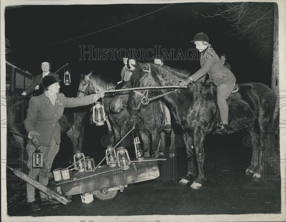 Press Photo Carol Singers on Horseback Prepare For Christmas Collecting Charity - Historic Images