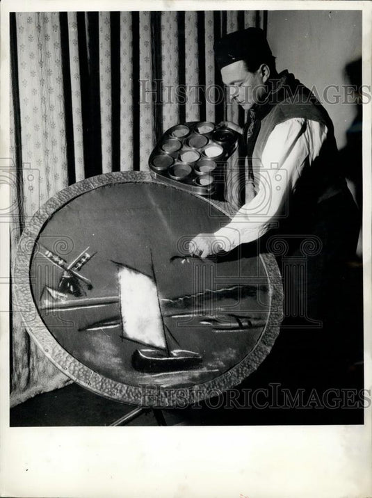 Press Photo Pastello's quick painting is done on a circular table - Historic Images