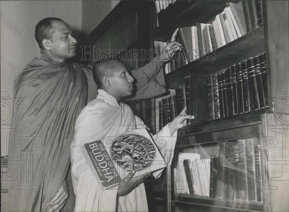 Press Photo London Vihari (temple), boy priest - Historic Images