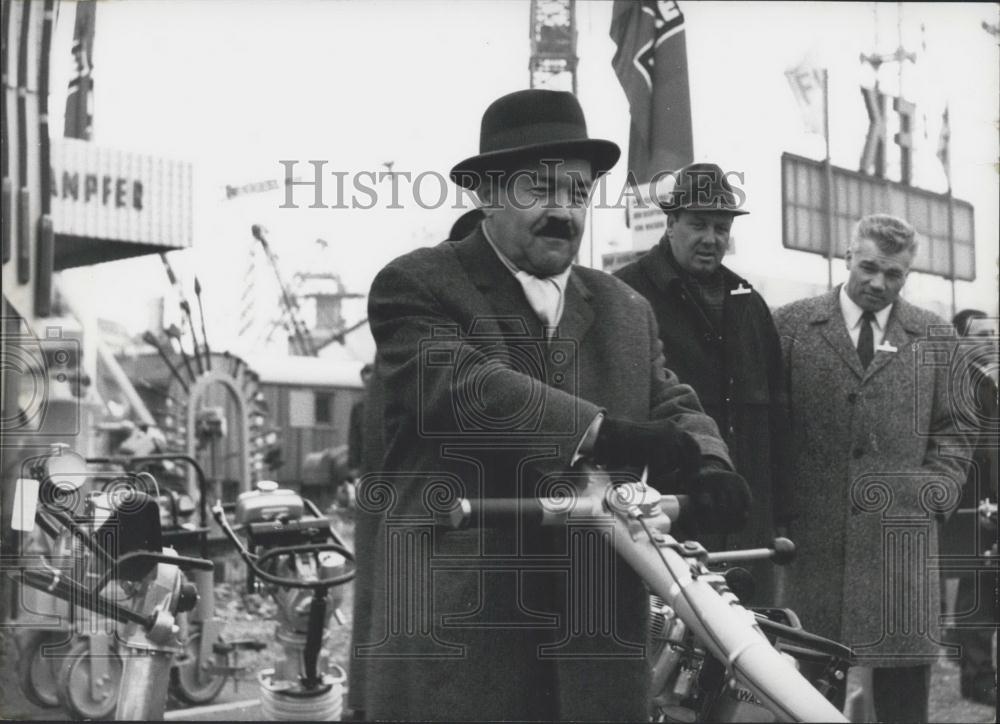 1966 Press Photo Bavarian Minister Economics Otto Schedl On Bauma Opening Round - Historic Images