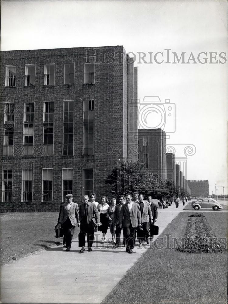 Press Photo Early Morning Shift Workers Leaving Office Buildings - Historic Images