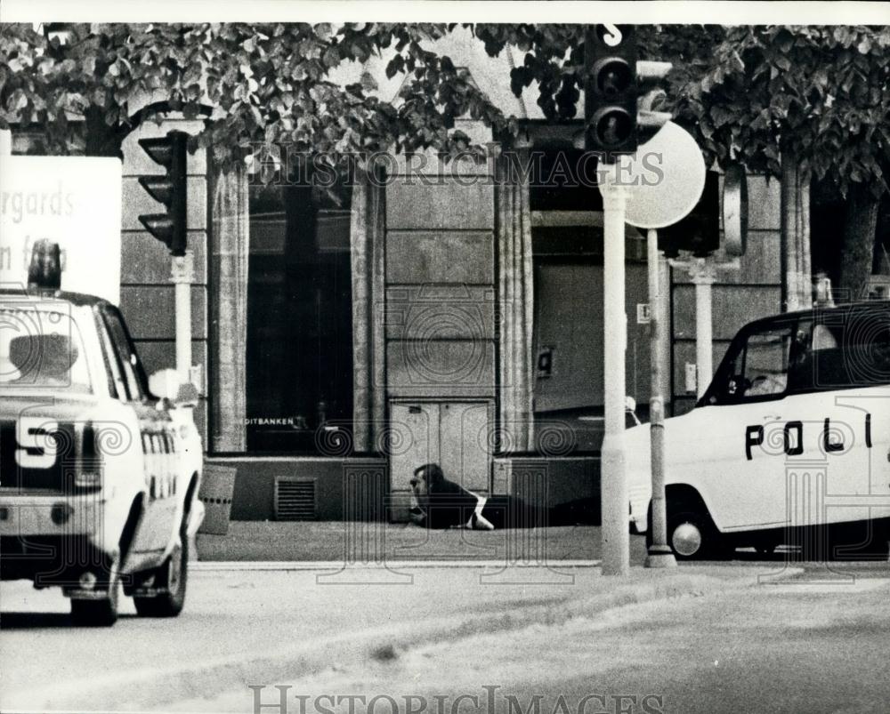 1973 Press Photo Gunman Hold Hostages at StockHolm Bank - Historic Images