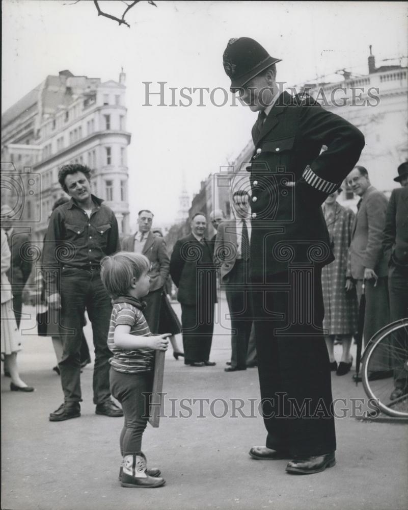 Press Photo Romany Lets A Constable Have A Peep At One Of His Works - Historic Images