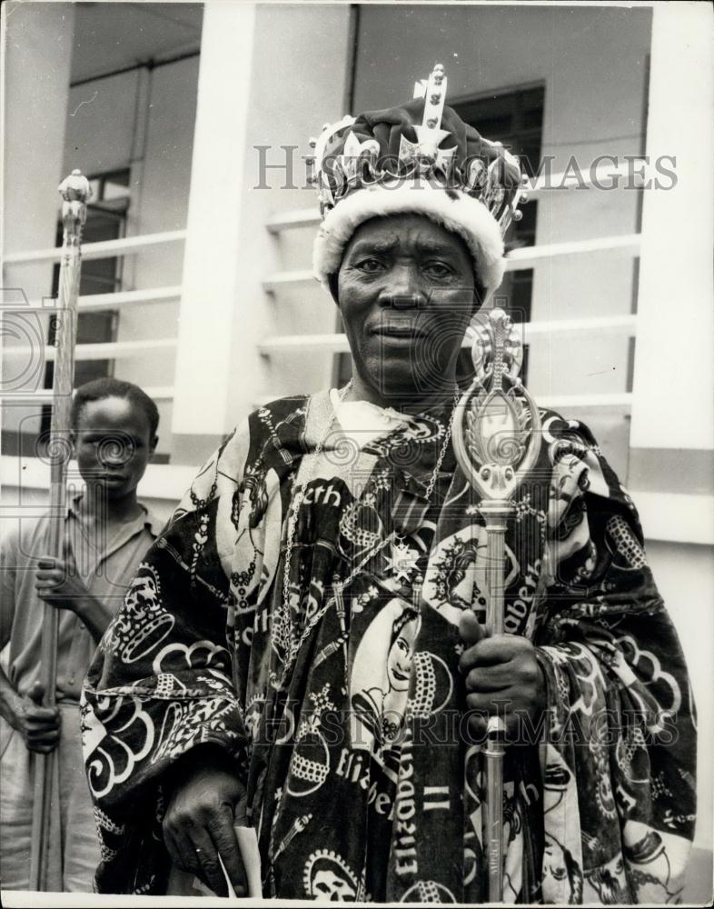 Press Photo And Obi Oksi II dressed his best for the Duke - Historic Images