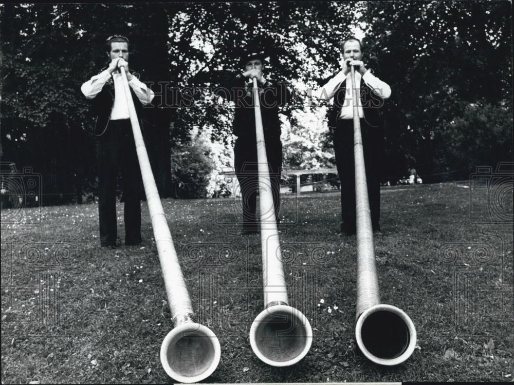 1975 Press Photo Festival of Swiss Yodeler, Aarau, Alphorn Blowers - Historic Images