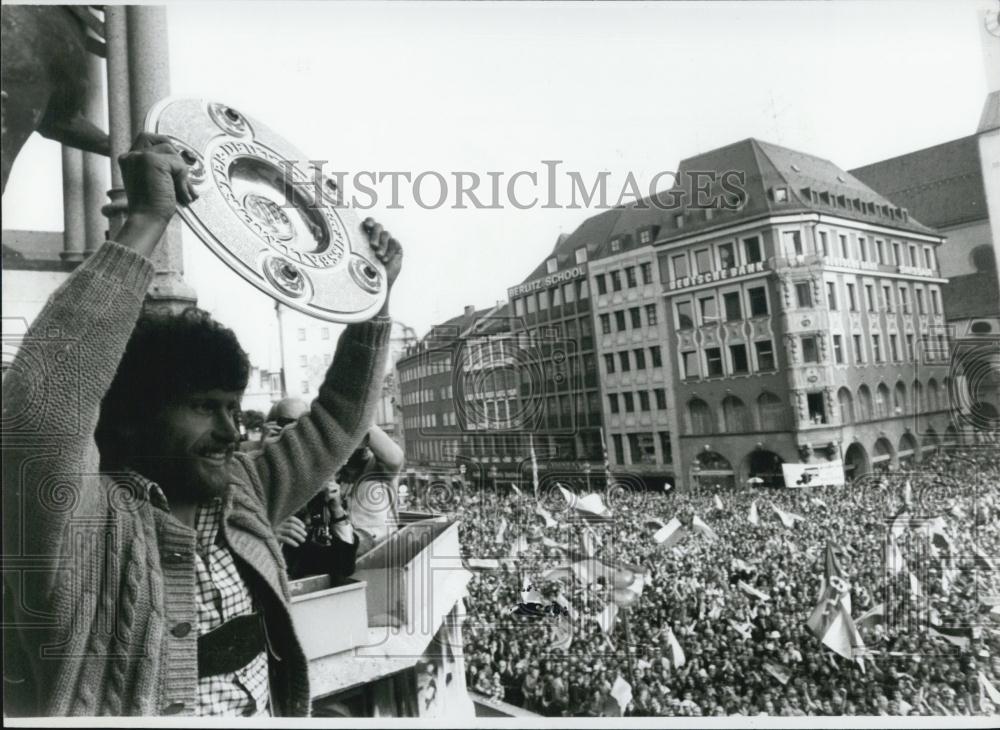 Press Photo FC Bayern Muchen Player Paul Breitner Holding Up Trophy To Crowd - Historic Images