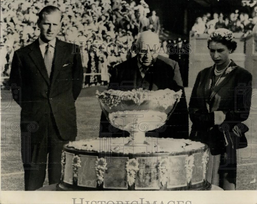 1954 Press Photo Queen and H.R.H. the Duke of Edinburgh &amp; Kooyong Tennis Court - Historic Images