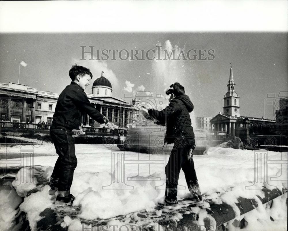 1968 Press Photo Children Have Fun In London With Detergent - Historic Images