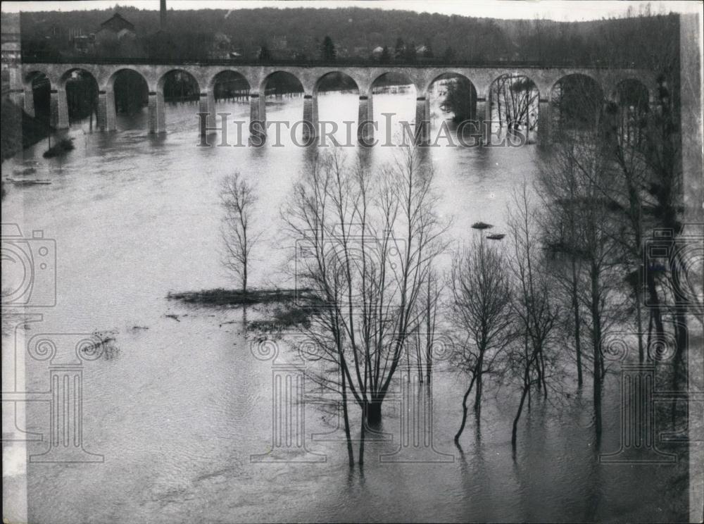 1952 Press Photo Poltiers, Central France.,flooded - Historic Images